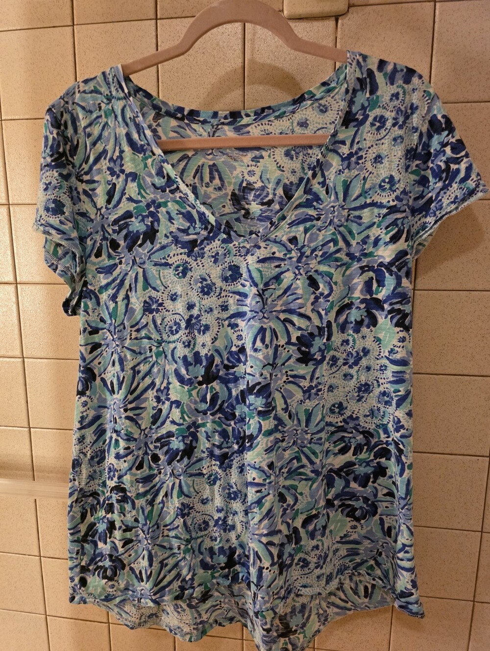 LILLY PULITZER  Womans Large Blue Floral V-Neck Top
